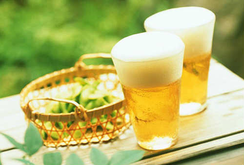 bia chứa nhiều hoạt chất có thể làm trắng da và sạch mụn trứng cá
