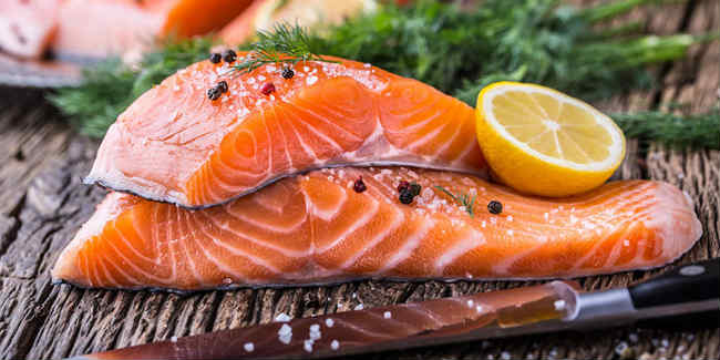 cá hồi chứa nhiều axit béo omega 3 giúp ngăn ngừa lão hóa da