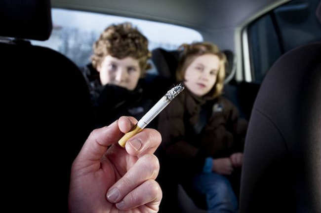 hút thuốc lá thụ động là một trong những nguyên nhân chính gây ung thư phổi